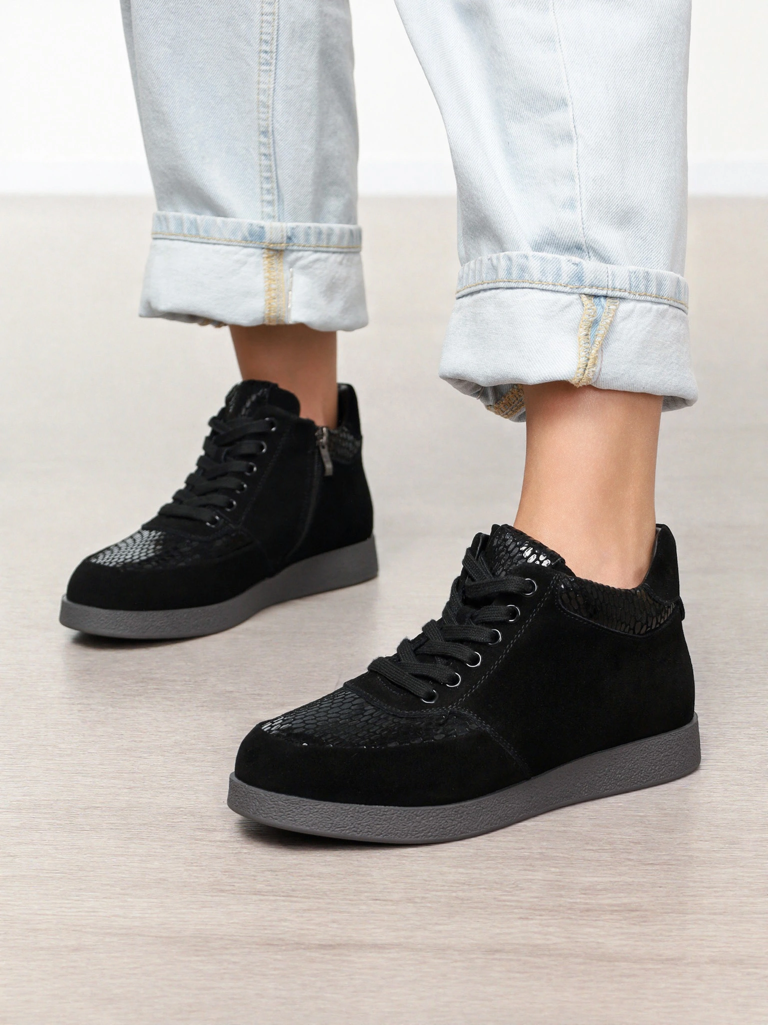 Ботинки черного цвета из натуральной замши на низкой подошве